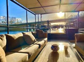 Grande Péniche Climatisée avec Terrasse - Proche Paris, מלון בפוטו