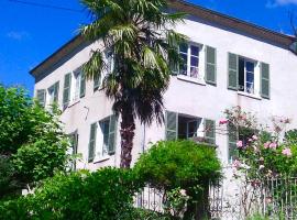 Grande maison familiale, vue incroyable et piscine, hotel in Saint-Babel