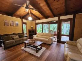 Rustic Mudbrick Retreat, Short Walk to Beach