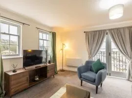 Bright 1 Bed Harbour-side Apartment w Sea Views