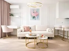 Luxury Riverside Apartment with Netflix, PrimeTV, EV Parking and 1Gbps WiFi