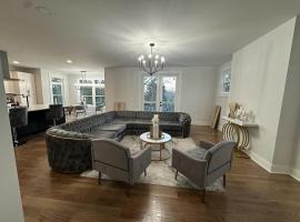 The Luxe Riverdale Retreat, Hotel in Riverdale