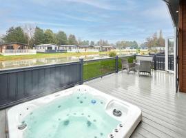 Huckleberry Lodge with Hot Tub, hotel a York