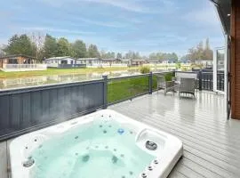 Huckleberry Lodge with Hot Tub