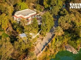 StayVista at Mangal House by the Lake with Lawn, BBQ