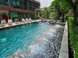 Luxury apartment near On Nut BTS station with swimming pool