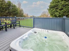 The Kestrel Lodge with Hot tub, Hotel in York