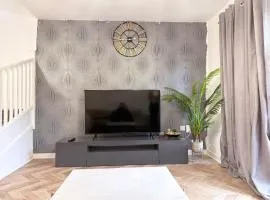 Spacious House with Private Parking In Manchester