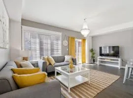 Modern house Steps from dining, shopping Lakes