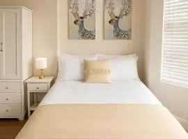 Stylish Acton Studio Fast Central Connection