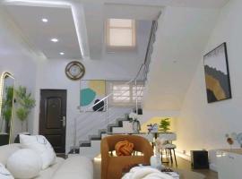 Crowned Comfort 2BR Terrace Duplex Pool & Gym, hotel i Lekki