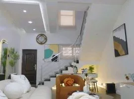 Crowned Comfort 2BR Terrace Duplex Pool & Gym