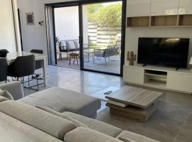 Villa contemporaine avec spa, océan & forêt à pied – hotel w mieście Labenne