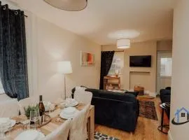 Dale House, sleeps 7, central, parking x2, garden