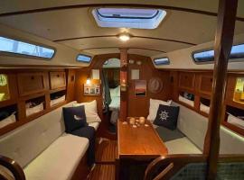 Unique stay at heated boat in the heart of Viken、Vikenのホテル