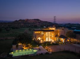 ELIVAAS Tuscan Villa Pet-Friendly with Pvt Pool and Lawn, hotel a Pushkar