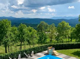 Apartments & Rooms Domacija Krnc, hotel na may pool sa Hrib pri Hinjah