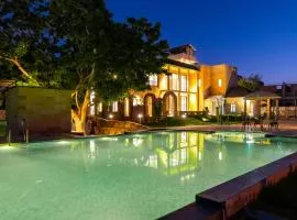 ELIVAAS TUSCAN Villa Pet-Friendly with Pvt Pool and Lawn