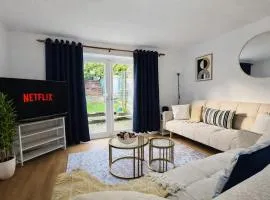 4 Bed Cosy Home w Free parking