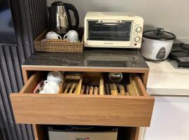 The Shushmite Hotel, near airport, hotel en Buaya