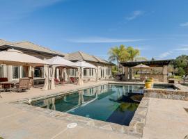 Pool, Peacocks and Views! Lavish Retreat in Gilroy, hotel i Gilroy