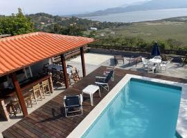 Casa com piscina e incrível vista para lagoa, хотел в Гаропаба