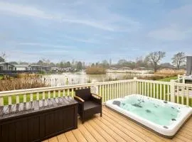 Heathery Lodge with Hot Tub