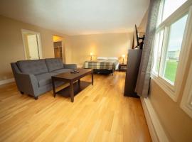 Spacious 2BR Furnished Rental Thompson MB，湯普森的飯店