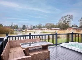 Ally Up - Lodge with Hot Tub