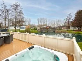Enzo's Lodge with Hot Tub