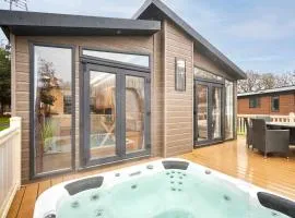 Enzo's Lodge with Hot Tub