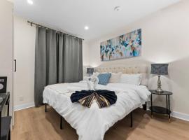 High Park Retreat: Modern Styled 2B/2B in Toronto!, отель в Торонто