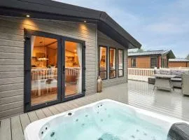 Peace Lodge with Hot Tub
