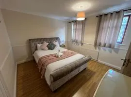 Super King Bed Suite, Executive office, fast WiFi, free parking
