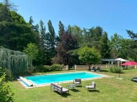 Modern Gîte In The Heart Of Château De Champagnat, хотел в Cusset