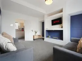 Work-Friendly 3-Bed House w Sofa Beds - Sleeps 7