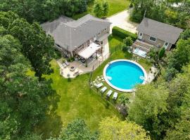 Hidden Oaks Resort Greenhouse Hot Tub Pool, hotel en Steinbach