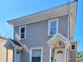Central and Convenient Ground Floor Apartment, hotel en Oswego