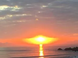 BEACH FRONT Side Studio B&B 50 steps to main beach