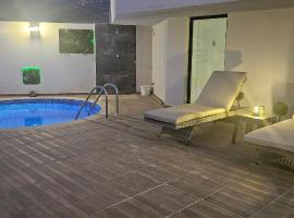 Girne Merkezde Geniş Teraslı Havuzlu Daire, Hotel in Alsancak
