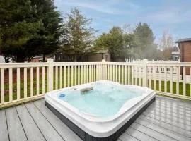 Dakota Lodge with Hot Tub