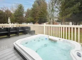 Dakota Lodge with Hot Tub