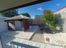 Maison accueillante à Le Moule avec terrasse et jardin