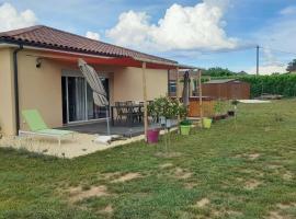 Maison individuelle climatisée avec jacuzzi, Hotel in Valades