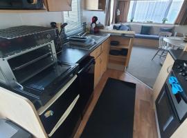 Buxton's Holiday Home - Park Holiday's complex - Beach Access - Free WiFi, hotel in Saint Osyth