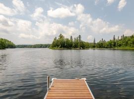 Au pied de la montagne à Chute-Saint-Philippe, hôtel à Lac-Saint-Paul