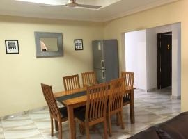 AntandBex Lodgings, hotel u gradu Apenkwa