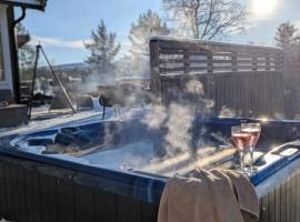 Luxury Mountain Cabin with Hot Tub and Views in Budal: Storen şehrinde bir otel