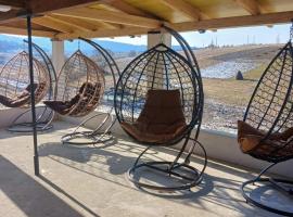 Будиночок на щастя, hotel di Tukholʼka