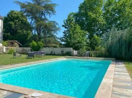 Medieval Tower Apartment At Château De Champagnat, хотел в Cusset